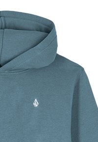 Felpa con cappuccio in morbido tessuto color teal, presenta un piccolo logo bianco sul petto, con una vestibilità comoda e una superficie testurizzata.
