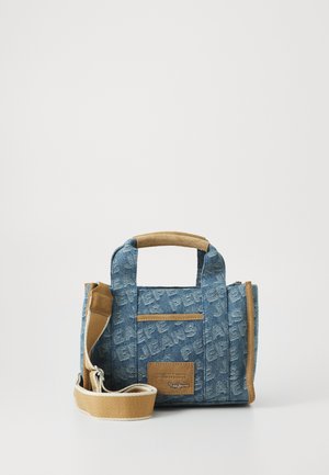 Denim-Handtasche mit einer strukturierten Form, ausgestattet mit einem strukturierten blauen Gewebe, hellbraunen Akzenten, oberen Griffen und einem verstellbaren Schulterriemen.