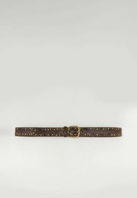 Cintura in pelle marrone con borchie dorate e nere lungo tutta la lunghezza, rifinita con una fibbia dorata. Texture liscia con un design decorativo.