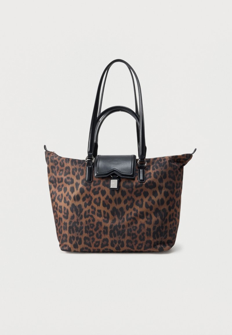 Τσάντα tote με ύφασμα σε καφέ και μαύρο σχέδιο λεοπάρ και μαύρες δερμάτινες λαβές και κλείσιμο με καπάκι με μεταλλική λεπτομέρεια λογότυπου.