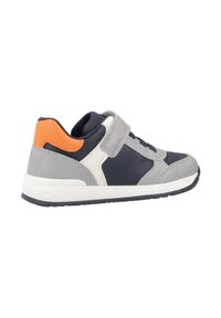 Scarpa atletica grigia e blu navy con accenti arancioni, tomaia in tessuto sintetico, chiusura con lacci, fascia in velcro e suola in gomma.