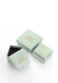 Quadratische mintgrüne Geschenkboxen mit goldenem Logo "elli premium", eine geöffnet, um ein schwarzes Innere zu zeigen. Strukturpapier, minimalistisches Design.