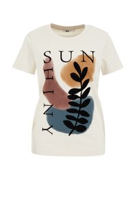 T-shirt en coton blanc avec impression graphique comportant les mots "SOLEIL" et "BRILLANT". Superposition de formes abstraites bleues, marron et pêche, avec un design de feuille noire.