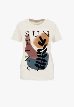 Camiseta de algodón blanca con estampado gráfico que presenta el texto "SOL" y "BRILLANTE". Superposición de formas abstractas en azul, marrón y melocotón, con un diseño de hojas negras.