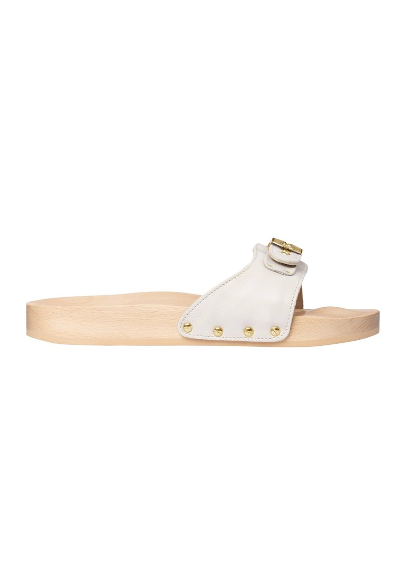 Witte leren sandaal met een brede band, gouden gesp en messing studs, rustend op een natuurlijk houten platformzool.