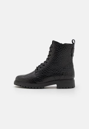 Botines negros con cordones, hechos de material sintético texturizado con un patrón de cocodrilo, que cuentan con una suela de goma gruesa y una cinta en la parte trasera para facilitar el calzado.