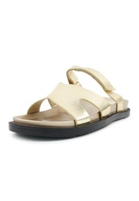 Gouden metallic open teen sandaal met brede banden, verstelbare enkelband, gevoerde binnenzool en zwarte rubberen zool, getoond vanuit een hoek.