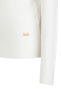 Weißer Strickpullover mit gerippten Bündchen und Saum. Verfügt über ein kleines goldenes Logo und eine weiche Textur, entworfen für eine figurbetonte Silhouette.