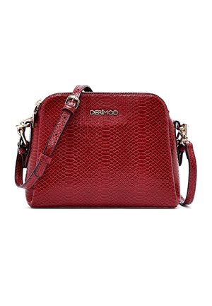 Rode, getextureerde lederen crossbodytas met verstelbare riem en zilverkleurige beslag, merknaam "DERIMOD" centraal aan de voorkant.