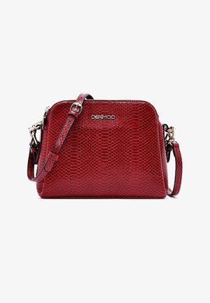Rode, getextureerde lederen crossbodytas met verstelbare riem en zilverkleurige beslag, merknaam "DERIMOD" centraal aan de voorkant.