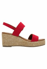 Sandales compensées rouges avec une plateforme tissée en jute, une large bande sur le devant et une sangle ajustable à la cheville. Texture lisse.
