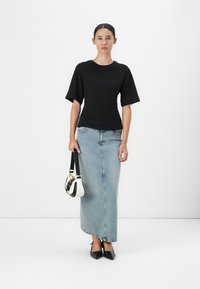 Gina Tricot FITTED TEE - Jednoduché tričko - black