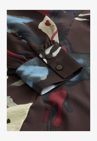 Geselecteerd, brown print