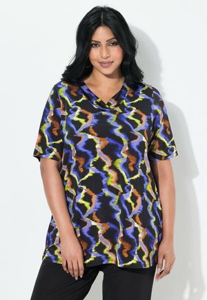 Haut à manches courtes et décolleté en V noir avec un motif de vagues multicolore en bleu, vert, orange et jaune. Tissu lisse avec une coupe décontractée.