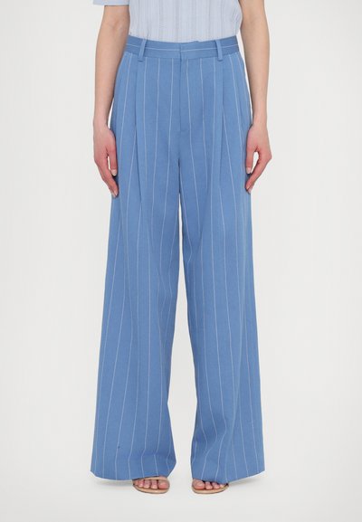Pantalons large bleu clair en tissu lisse, présentant de fines rayures blanches et une taille haute.