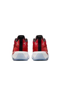 Rode sportschoenen met zwarte accenten, met een gladde bovenkant, gewatteerde kraag en een witte tussenzool met een doorzichtige buitenzool.