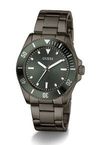 Montre pour homme en métal sombre Guess avec lunette verte, index des heures blancs et trois aiguilles indiquant 1:10:36.