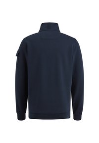 Sudadera azul marino con un cuello alto, mangas largas y puños acanalados. Presenta un bolsillo en el hombro y una tela suave y texturizada.