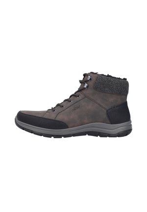 Botas de tobillo marrones con parte superior de ante texturizado, capuchón de goma negro en la puntera y el talón, y un cuello de punto gris. Diseño con cordones y ojales de metal.