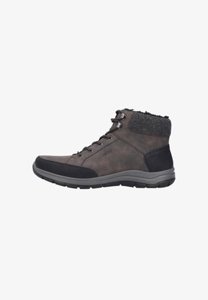 Bottines marron avec une tige en daim texturé, un embout et un talon en caoutchouc noir, et un col en tricot gris. Design à lacets avec œillets en métal.