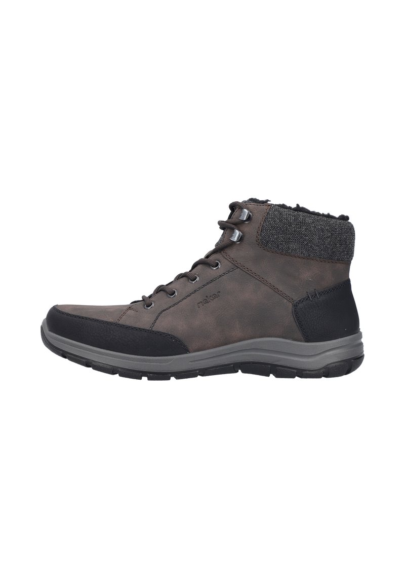 Botas de tobillo marrones con parte superior de ante texturizado, capuchón de goma negro en la puntera y el talón, y un cuello de punto gris. Diseño con cordones y ojales de metal.