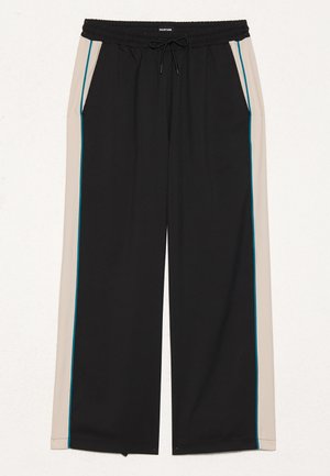 Fekete, bő szabású nadrág elasztikus derékrésszel, zsinórral, világos bézs oldalsó panelekkel, amelyek türkíz szegéllyel rendelkeznek. Két oldalsó zseb található.