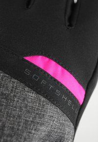 Sort softshell-handske med et struktureret gråt stof og et lyst pink accentbånd. Har stikninger og et logo nær manchetterne.