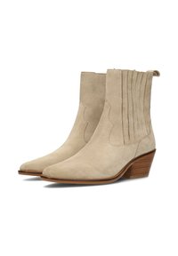 Stivaletti beige in suede con punta affilata, caratterizzati da cuciture verticali sul gambale e un tacco in legno impilato.