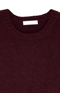 Burgundijas džemperis ar ribotu kakla izgriezumu un teksturētu adījuma rakstu; mīksta auduma ar klasisku apkakles dizainu.