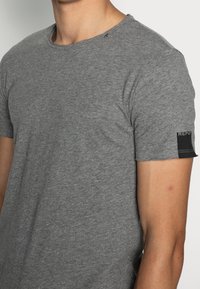 Replay Jednoduché tričko - dark grey melange