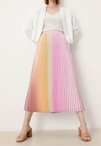 Gonna midi plissettata con colori sfumati, che passano dall'arancione al rosa. Realizzata in tessuto liscio, presenta una cintura comoda.