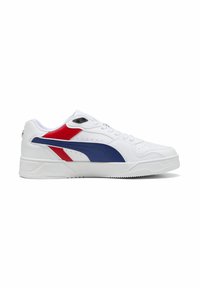 Weißer Sport sneaker mit blauen und roten Akzenten, ausgestattet mit einem glatten Lederoberteil, einer perforierten Zehenbox und einer strukturierten Gummisohle.