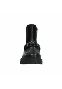 Stivale alla caviglia in pelle nera con punta tonda, cerniera laterale e un dettaglio a catena lungo il collo del piede. Suola texturizzata per una migliore aderenza.
