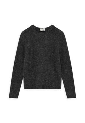 Harmaa neulepaita, jossa on pitkät hihat, pyöreä kaula-aukko ja rento malli. Valmistettu pehmeästä, teksturoidusta kankaasta, jossa on sileä helma.