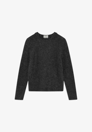 Harmaa neulepaita, jossa on pitkät hihat, pyöreä kaula-aukko ja rento malli. Valmistettu pehmeästä, teksturoidusta kankaasta, jossa on sileä helma.