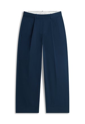 Pantaloni sartoriali blu navy con passanti per cintura, pieghe frontali e tasche laterali, disposti su uno sfondo bianco.