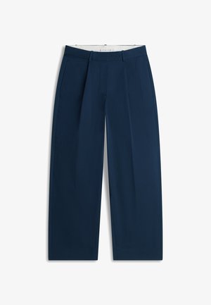 Σκούρο μπλε σαλόνι παντελόνι με θηλιές για τη ζώνη, πιέτες μπροστά και πλαϊνές τσέπες, απλωμένο επίπεδα πάνω σε λευκό φόντο.