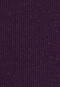 Tessuto a costine di un viola scuro con sottili accenti glitterati, caratterizzato da linee verticali e una texture liscia. Ideale per l'abbigliamento.