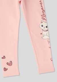 Leggings rosa realizzati in tessuto morbido, con un gatto a fumetti bianco che indossa una collana, il testo "Eleganza" e dettagli a forma di cuore glitterati.