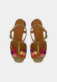 Sandales ton or avec semelle texturée, ornées de cercles en feutre multicolores en rose, jaune, violet et accents rouges à l'avant.