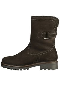 Stivaletto in suede marrone con una forma arrotondata, dettagli in cucitura, accentuato da una fibbia e suola in gomma testurizzata per una migliore aderenza.