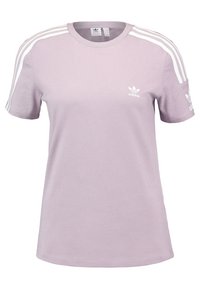 Lila t-shirt i bomull, med rund hals, korta ärmar, tre vita ränder på axlarna och en liten vit logotyp på bröstet.