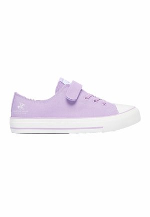 Lavendel lage canvas sneaker met witte rubberen zool en neuskap, elastische veters en een klittenbandsluiting aan de zijkant.