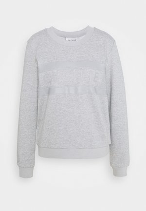 Jasnoszara bluza z długim rękawem z prążkowanym kołnierzem, mankietami i dołem, z delikatnym tłoczonym napisem na klatce piersiowej.