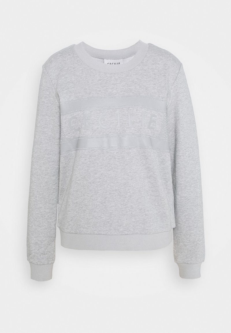 Sweat-shirt gris clair à manches longues avec col, poignets et ourlet côtelés, présentant un texte subtilement en relief sur la poitrine.