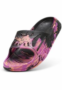 Sandale à enfiler avec un design marbré noir, rose et orange, dotée de trous de ventilation et d'un emblème ailé en relief sur la sangle supérieure.