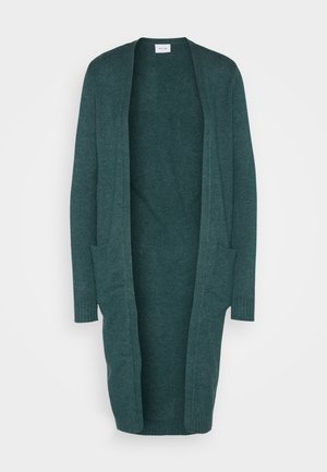 Dugi kardigan otvorenog prednjeg dijela u tamno tirkiznoj boji, napravljen od meke pletene tkanine. Ima dva prednja džepa i detalje od rebrastog materijala na manžetama.