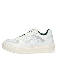 Witte sneakers met een bovenwerk van gestructureerd leer, geperforeerde details en een licht verhoogde rubberen zool. Heeft groene accenten en veters.