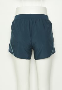 Granatowe sportowe spodenki z elastycznym paskiem w talii, z siateczkowymi panelami bocznymi i akcentem z logo po lewej stronie. Gładki, lekki materiał.