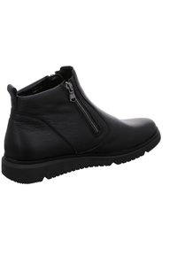 Schwarze Leder-Stiefelette mit seitlichem Reißverschluss, runder Zehenpartie, strukturiertem Finish und Gummisohle mit Trittlugs für besseren Halt.